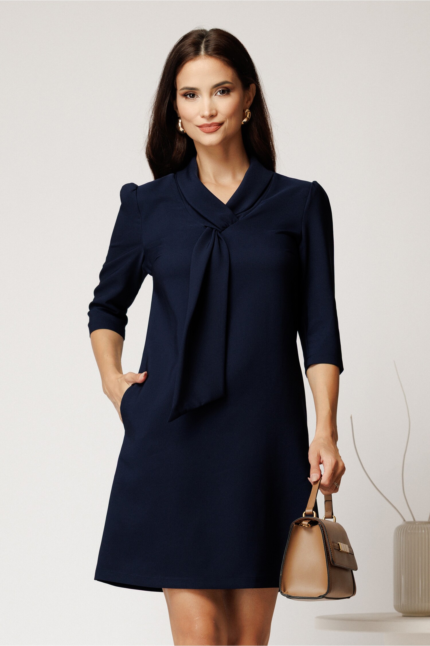 Rochie scurta bleumarin din stofa cu croi cambrat si guler tip esarfa