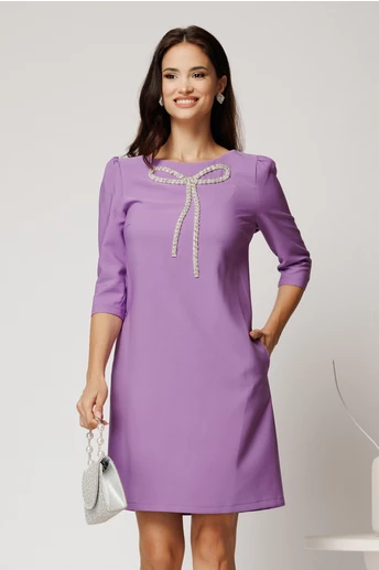 Rochie scurta lila din stofa cu croi cambrat si funda din strasuri