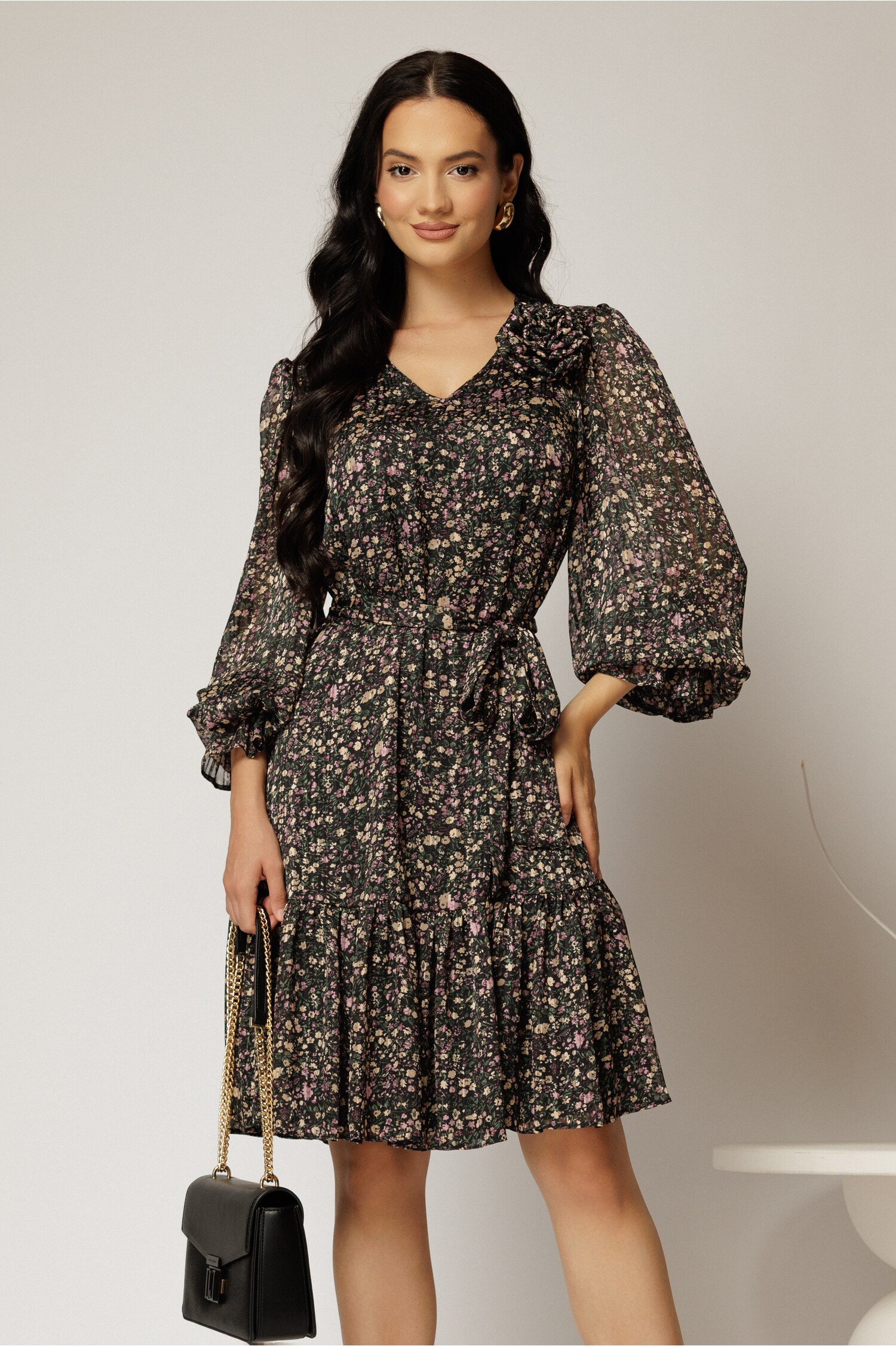 Rochie scurta neagra cu imprimeu lila si volanas la baza