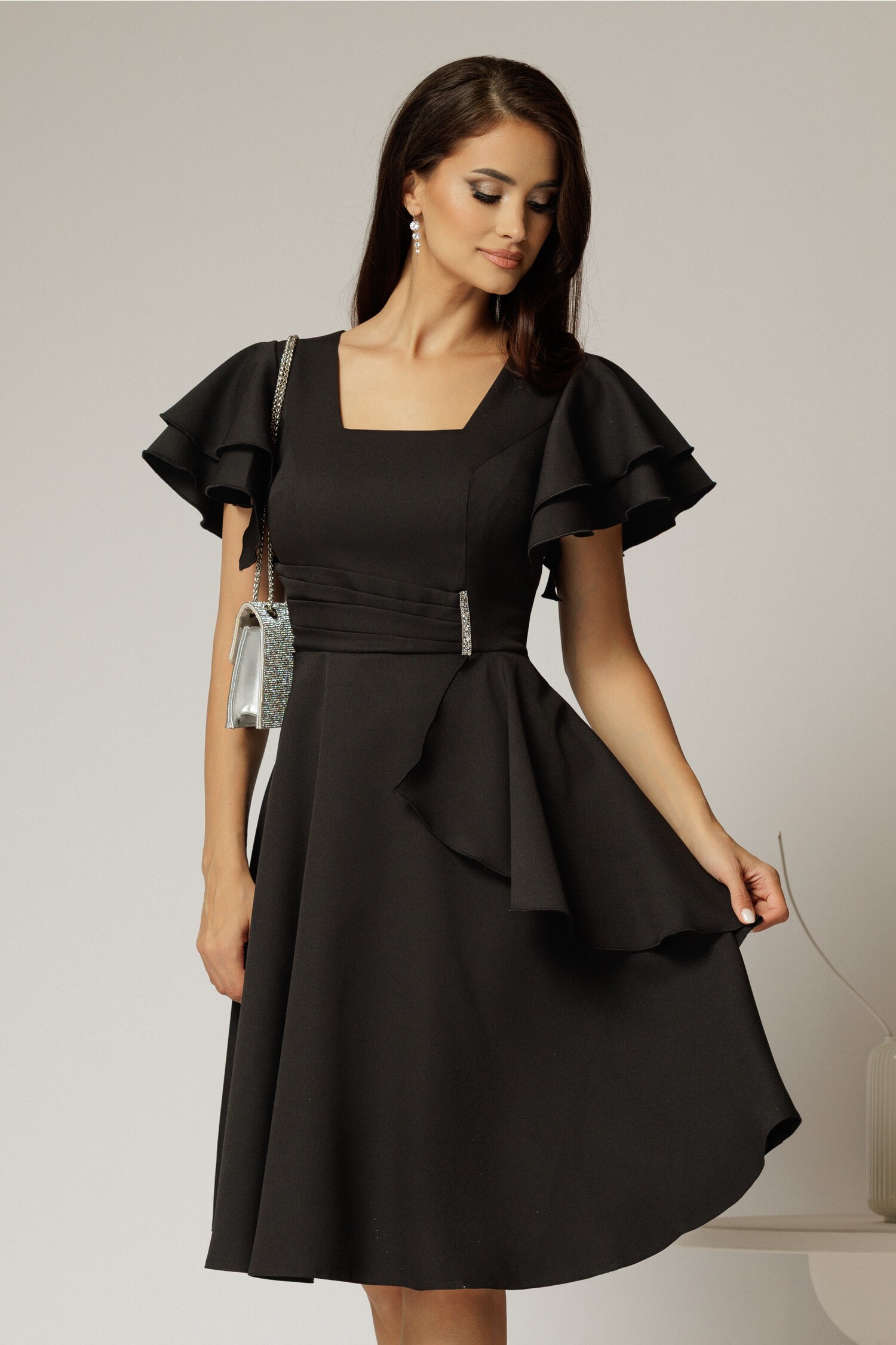 Rochie scurta neagra cu maneci scurte evazate si aplicatie pe talie