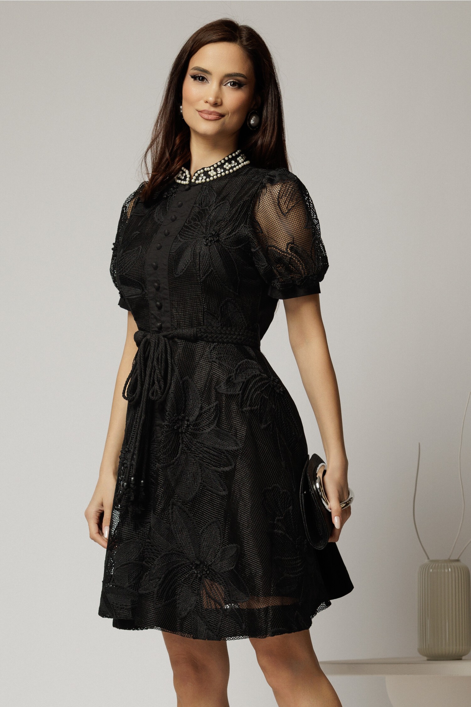 Rochie scurta neagra din dantela cu nasturi si cordon impletit