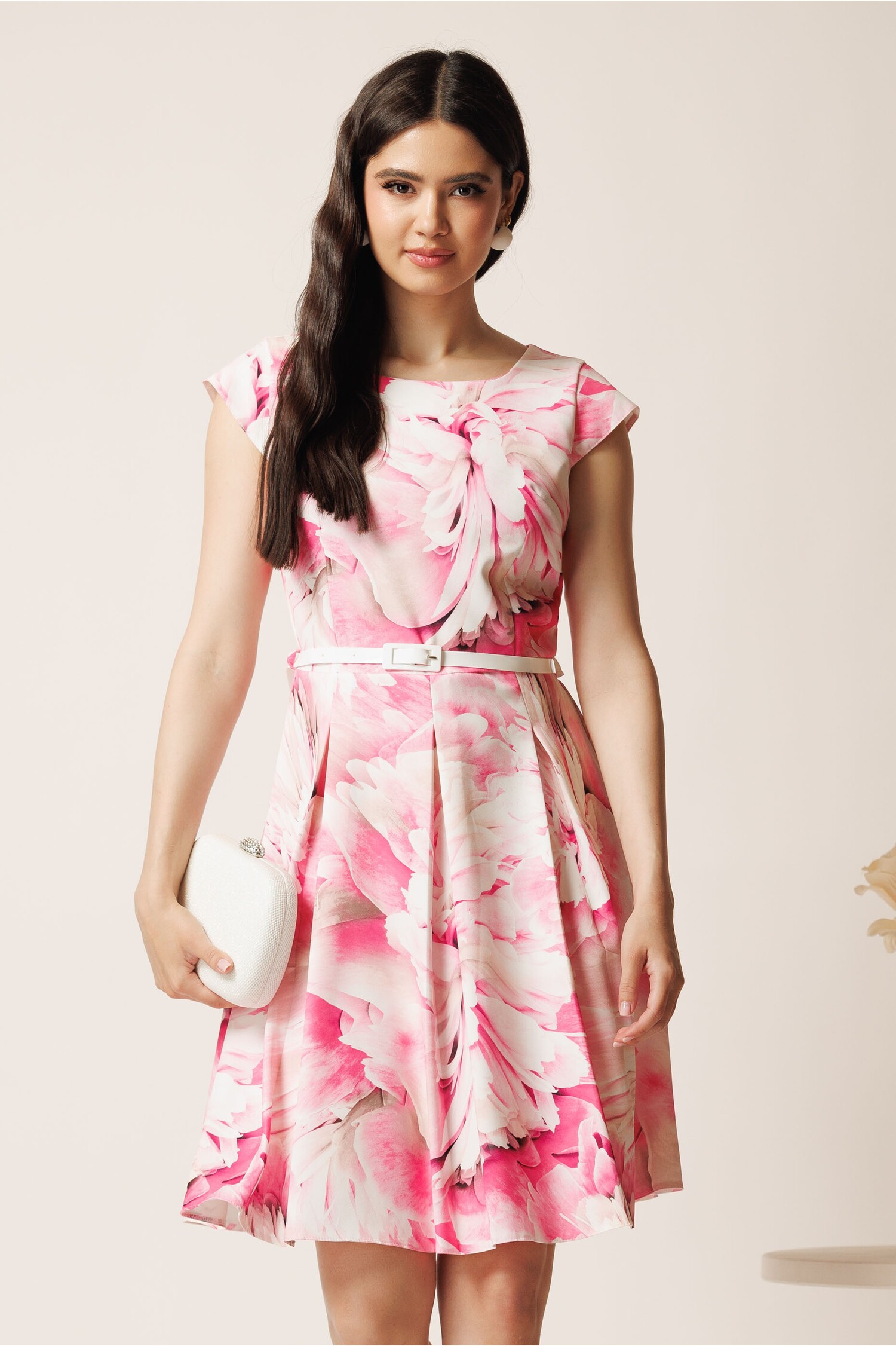 Rochie scurta roz cu flori ivory in clos cu buzunare si curea in talie
