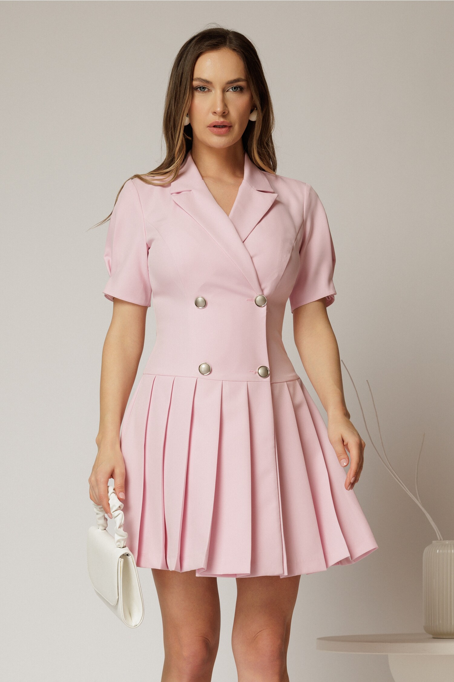 Rochie scurta roz tip sacou cu pliuri pe fusta