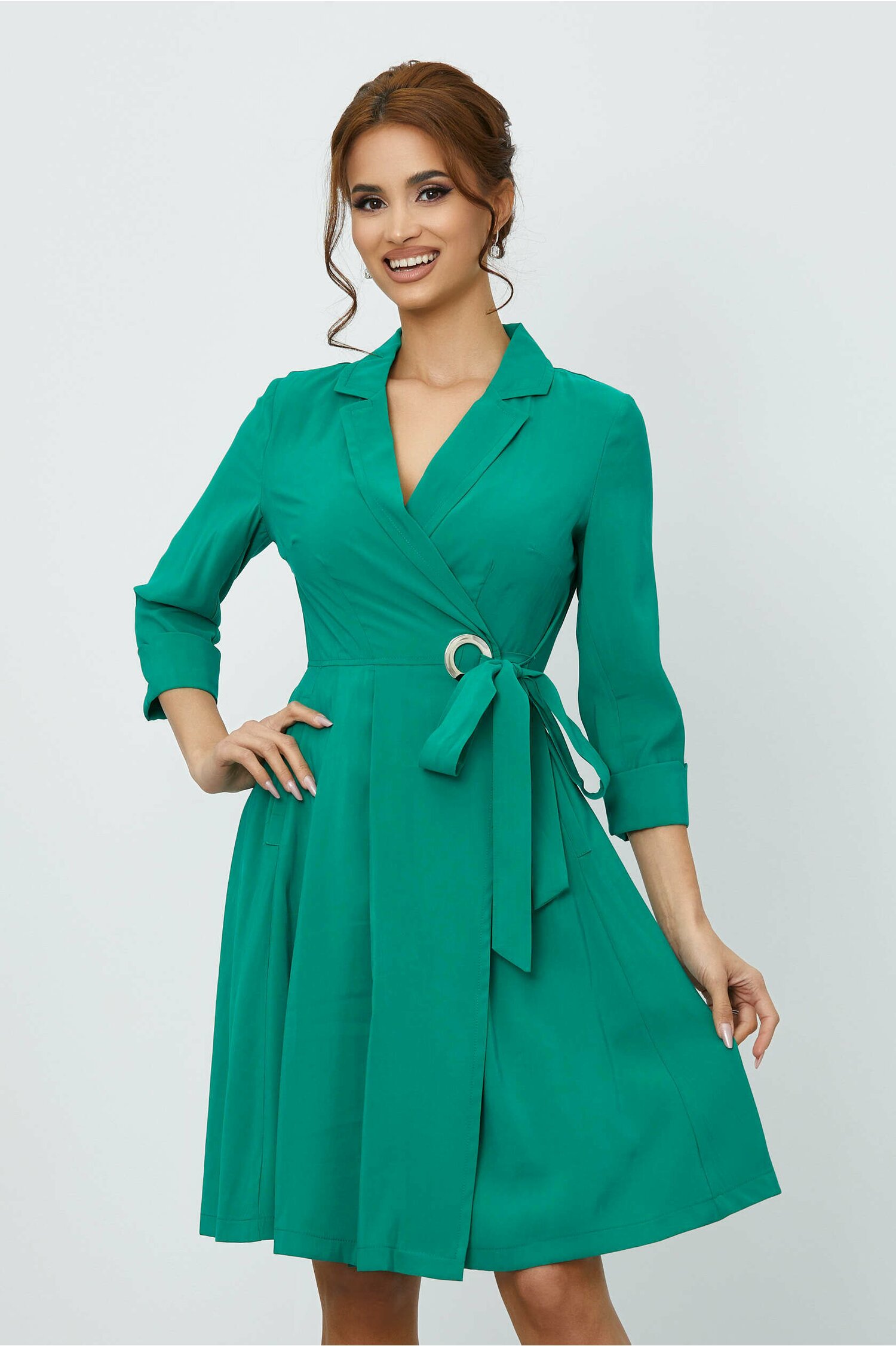 Rochie stacy verde cu rever clasic si croi petrecut