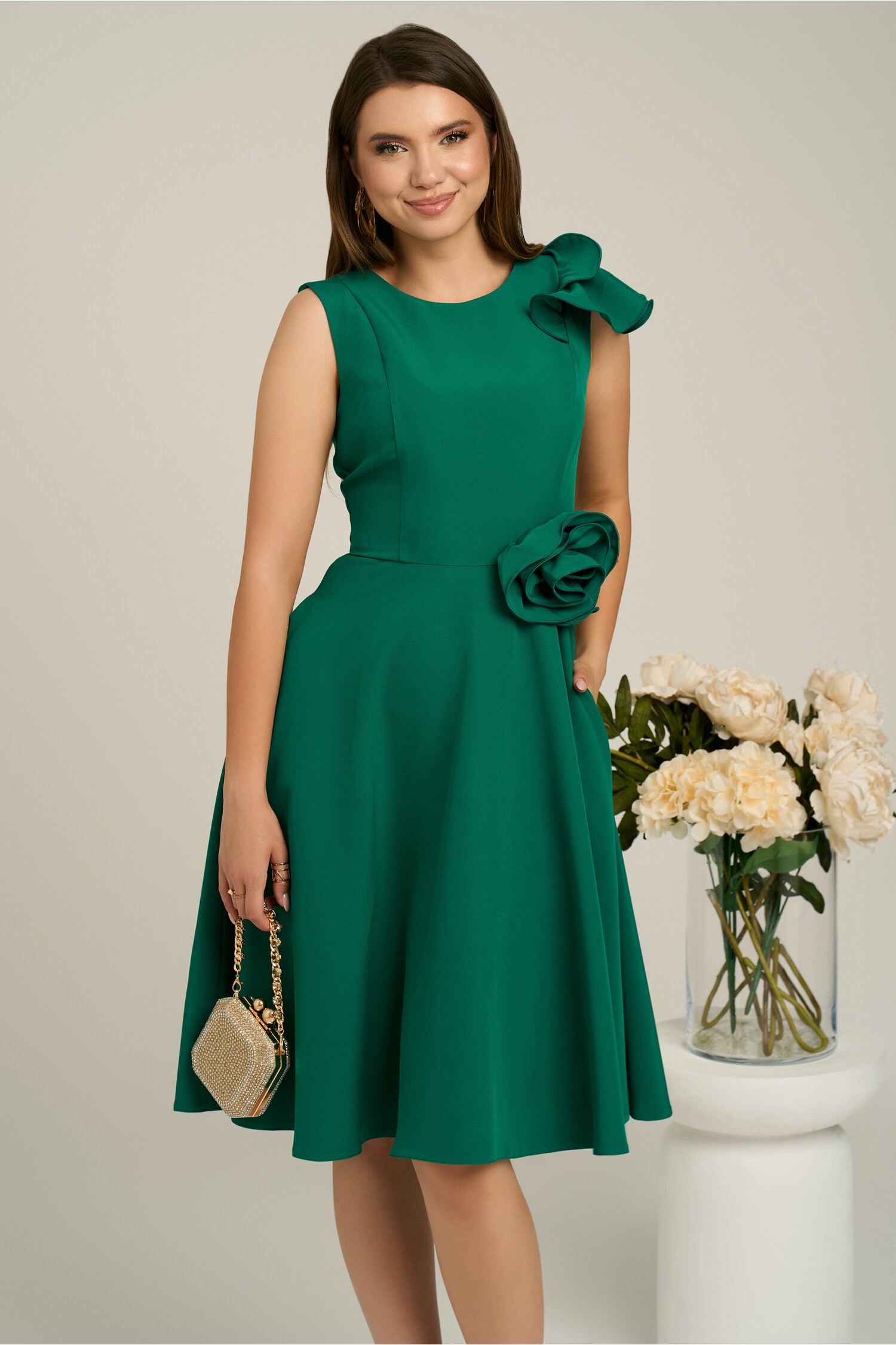 Rochie verde cu floare in talie si volanas pe un umar
