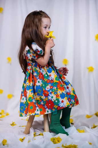 Rochita pentru fetite cu flori colorate si guler din tull