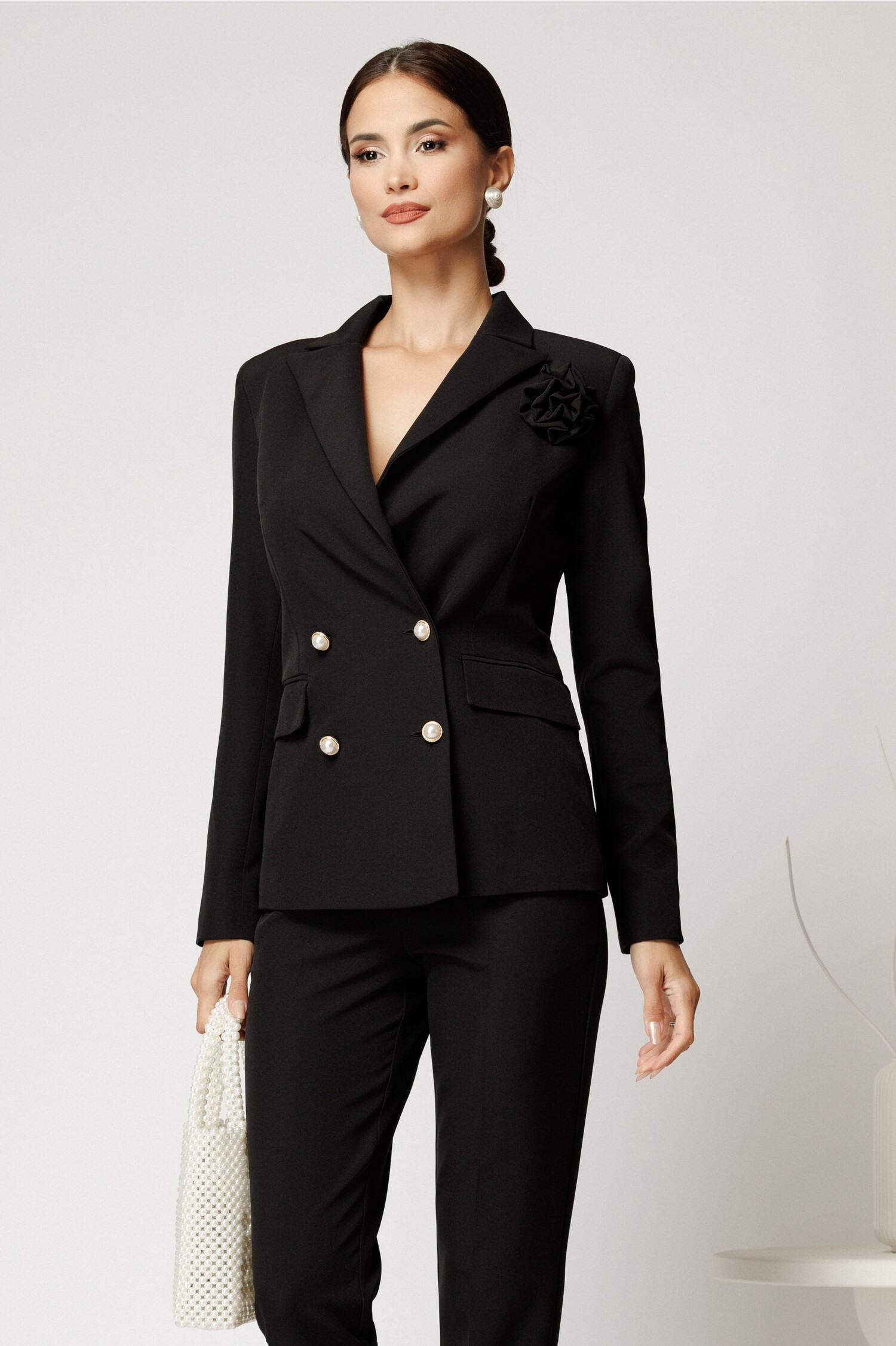 Sacou negru din stofa cu croi cambrat si floare pe bust