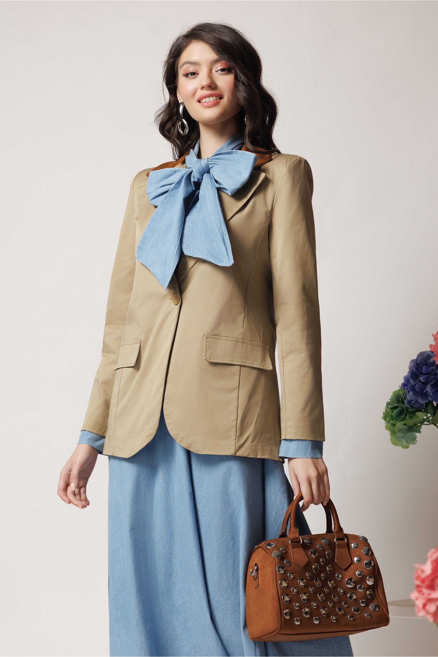 Sacou office tip jacheta bej cu guler maro