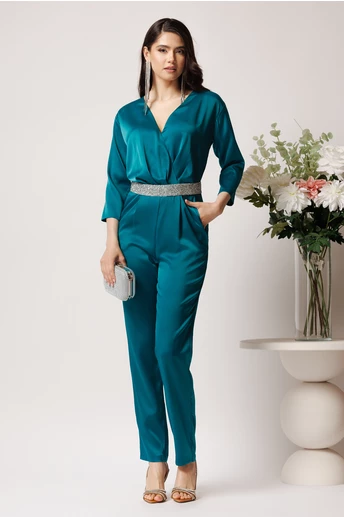 Salopeta DY Fashion din satin verde cu spatele gol si cordon din strasuri