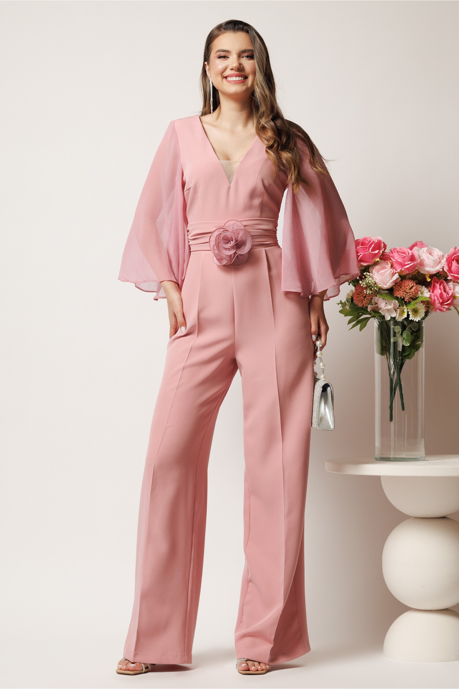 Salopeta DY Fashion roz cu pantaloni evazati si floare in talie