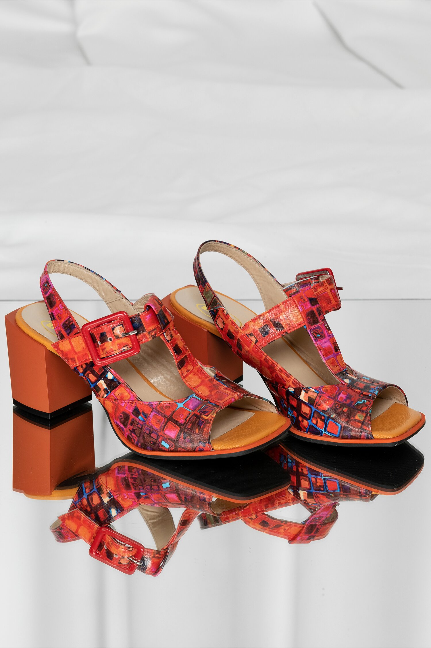 Sandale din piele oranj cu detalii multicolore si toc gros dyfashion.ro imagine megaplaza.ro