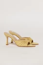 Sandale galbene de tip mule cu acceesoriu auriu, 1, dyfashion.ro