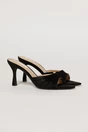 Sandale negre de tip mule cu acceesoriu auriu, 1, dyfashion.ro