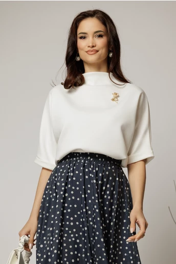 Tricou alb cu brosa si croi lejer cu adaos de viscoza