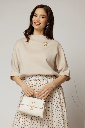 Tricou bej cu brosa si croi lejer cu adaos de viscoza