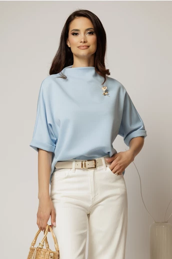 Tricou bleu cu brosa si croi lejer cu adaos de viscoza