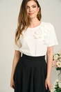 Tricou casual din bumbac alb cu flori satinate pe bust