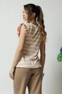 Tricou casual din viscoza roz cu dungi bej si volanase la maneci
