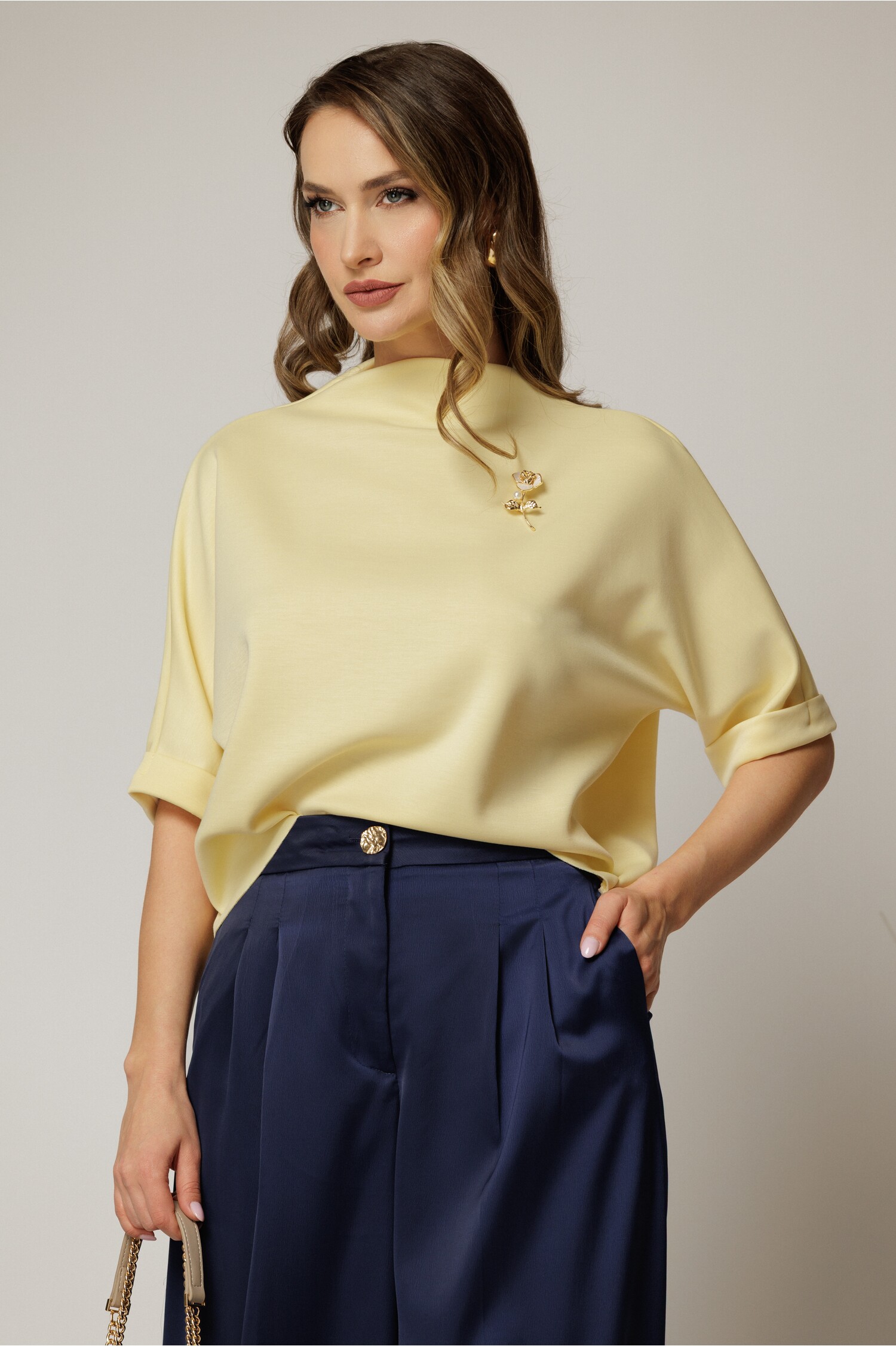 Tricou galben cu brosa si croi lejer cu adaos de viscoza