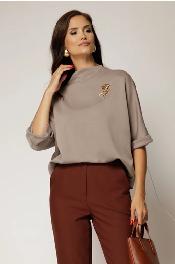 Tricou gri cu brosa si croi lejer cu adaos de viscoza