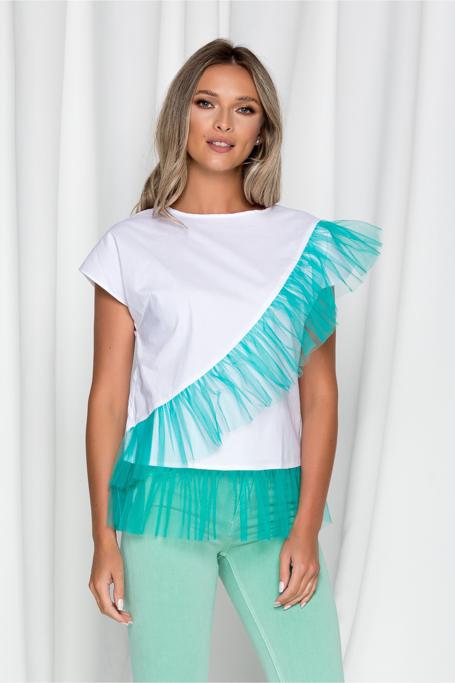Tricou LaDonna alb cu aplicatii din tull turcoaz
