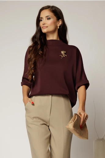 Tricou mov cu brosa si croi lejer cu adaos de viscoza