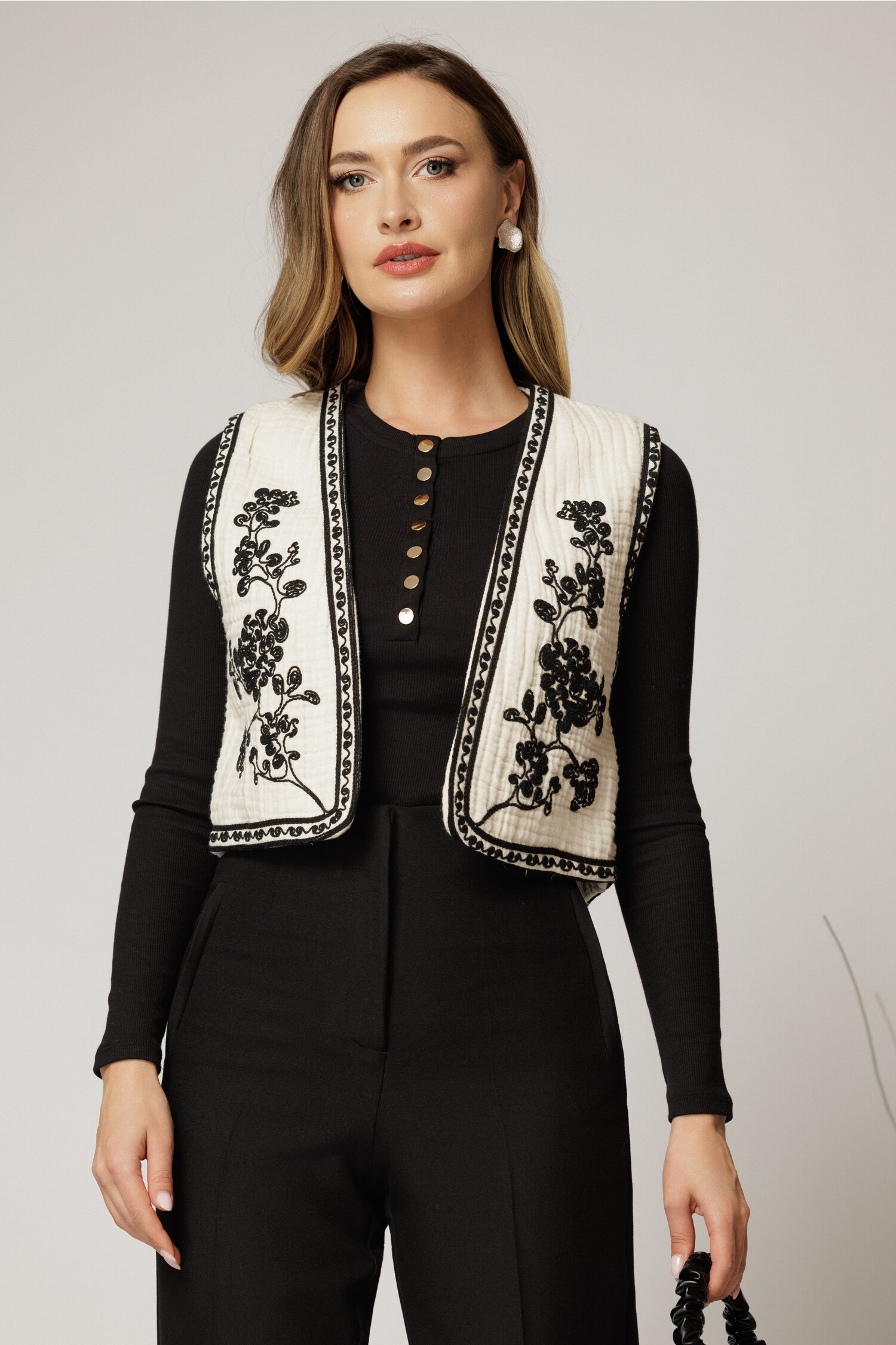 Vesta din muselina cu broderie neagra