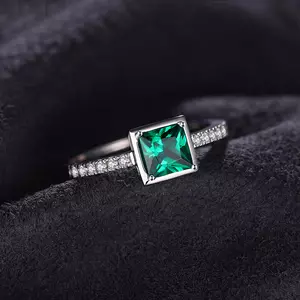 Сребърeн пръстен Elegant Square Green Gem