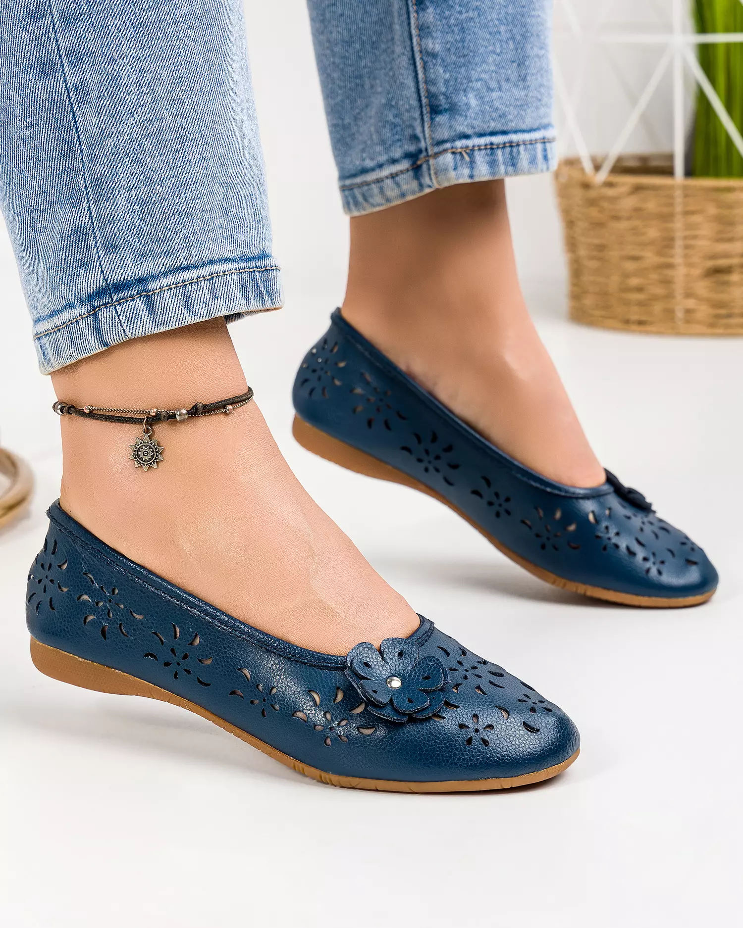 balerini-bleumarin-piele-naturala-albi-cu-model-perforat-si-floare-aplicata-vk2014-20-52258-2.webp