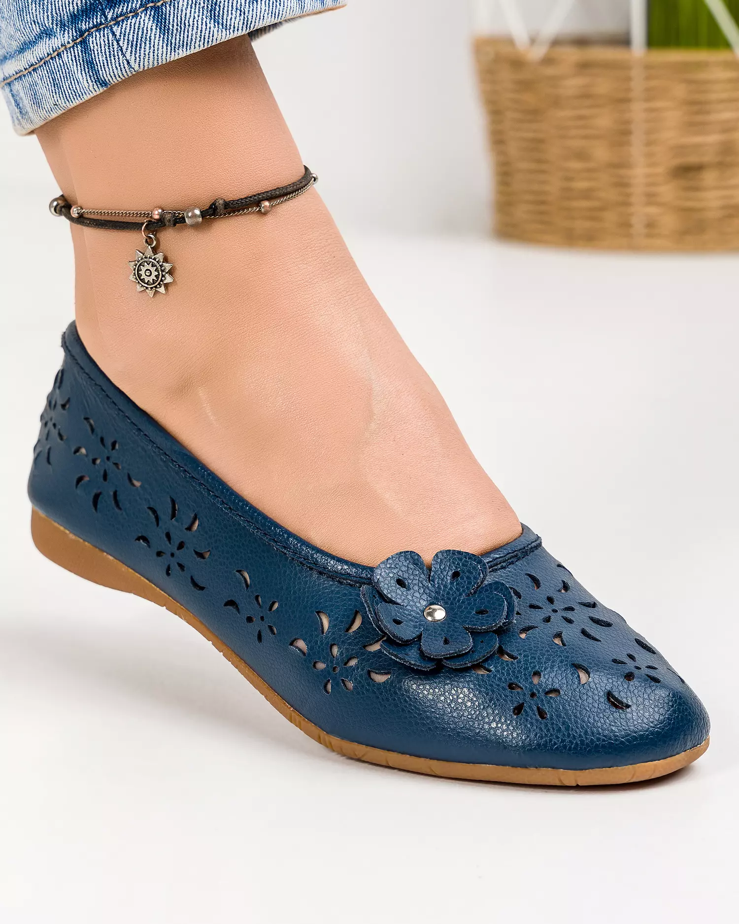 balerini-bleumarin-piele-naturala-albi-cu-model-perforat-si-floare-aplicata-vk2014-20-52261-2.webp
