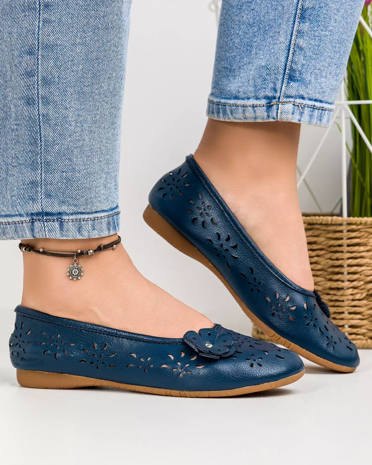 balerini-bleumarin-piele-naturala-albi-cu-model-perforat-si-floare-aplicata-vk2014-20-52267-2.webp