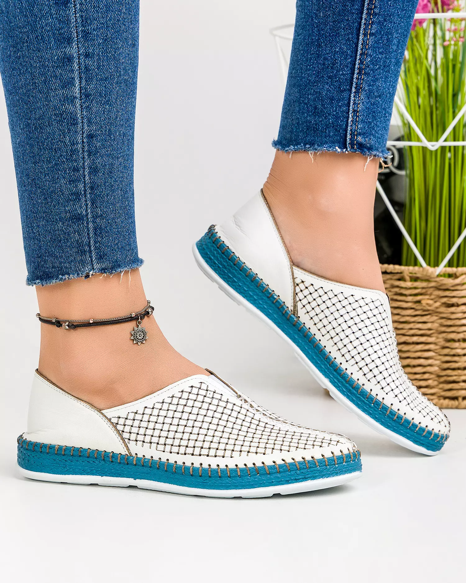 balerini-casual-dama-piele-naturala-albi-cu-albastru-talpa-cusuta-si-perforatii-mm-132-3-50917-2.webp