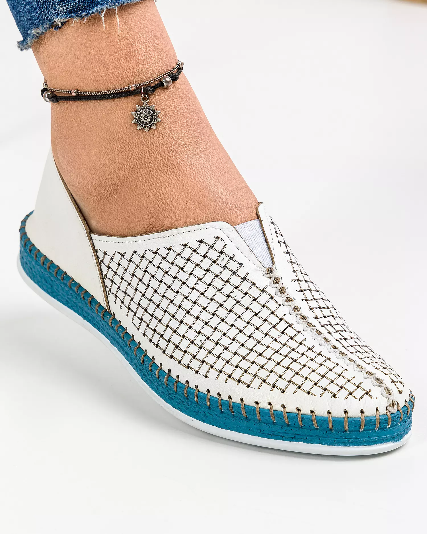 balerini-casual-dama-piele-naturala-albi-cu-albastru-talpa-cusuta-si-perforatii-mm-132-3-50920-2.webp