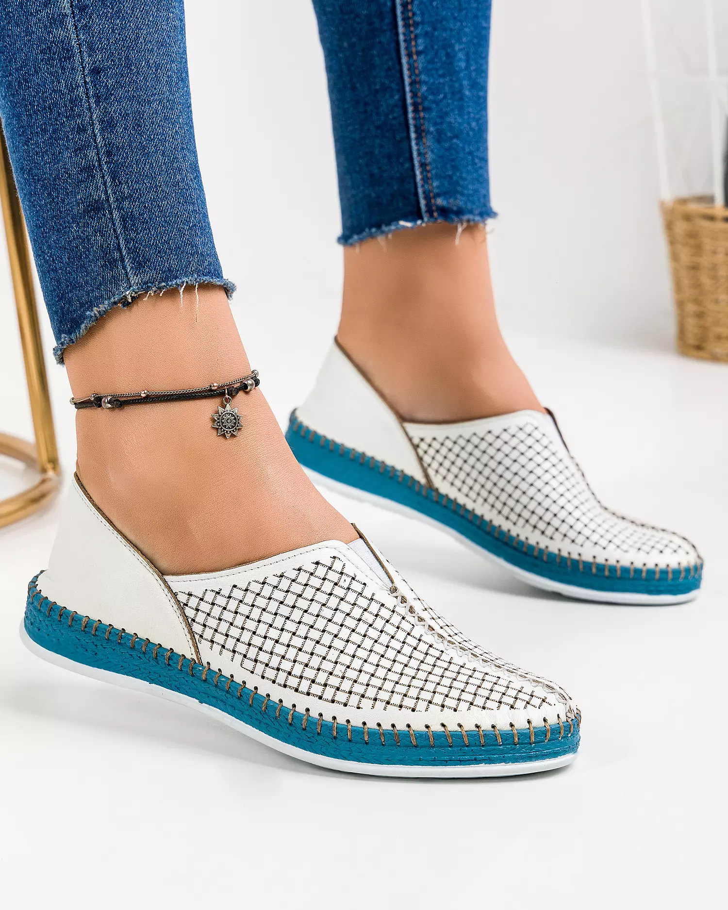 balerini-casual-dama-piele-naturala-albi-cu-albastru-talpa-cusuta-si-perforatii-mm-132-3-50923-2.webp