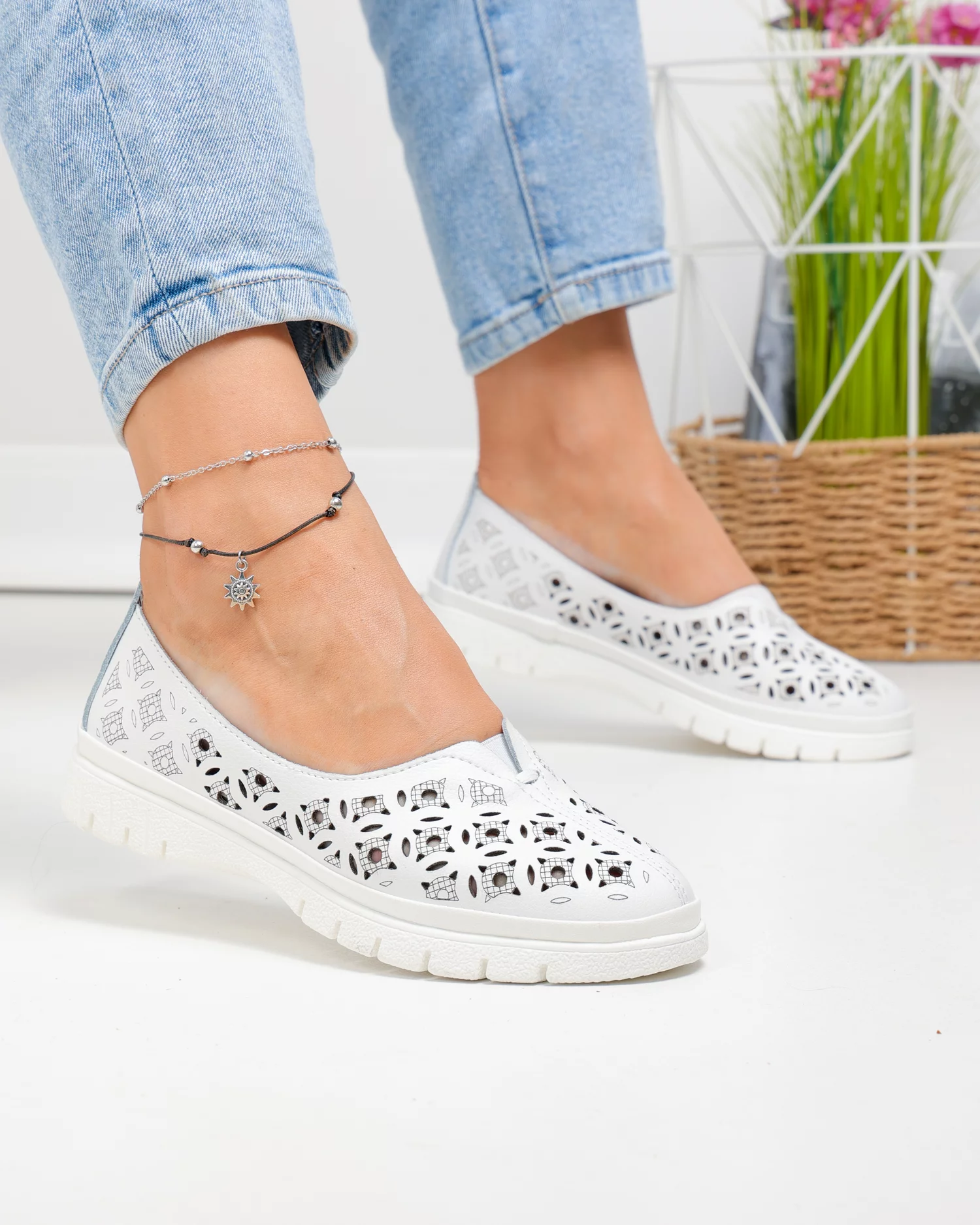balerini-dama-piele-naturala-albi-cu-model-perforat-si-inchidere-slip-on-jy3960-91633-2.webp