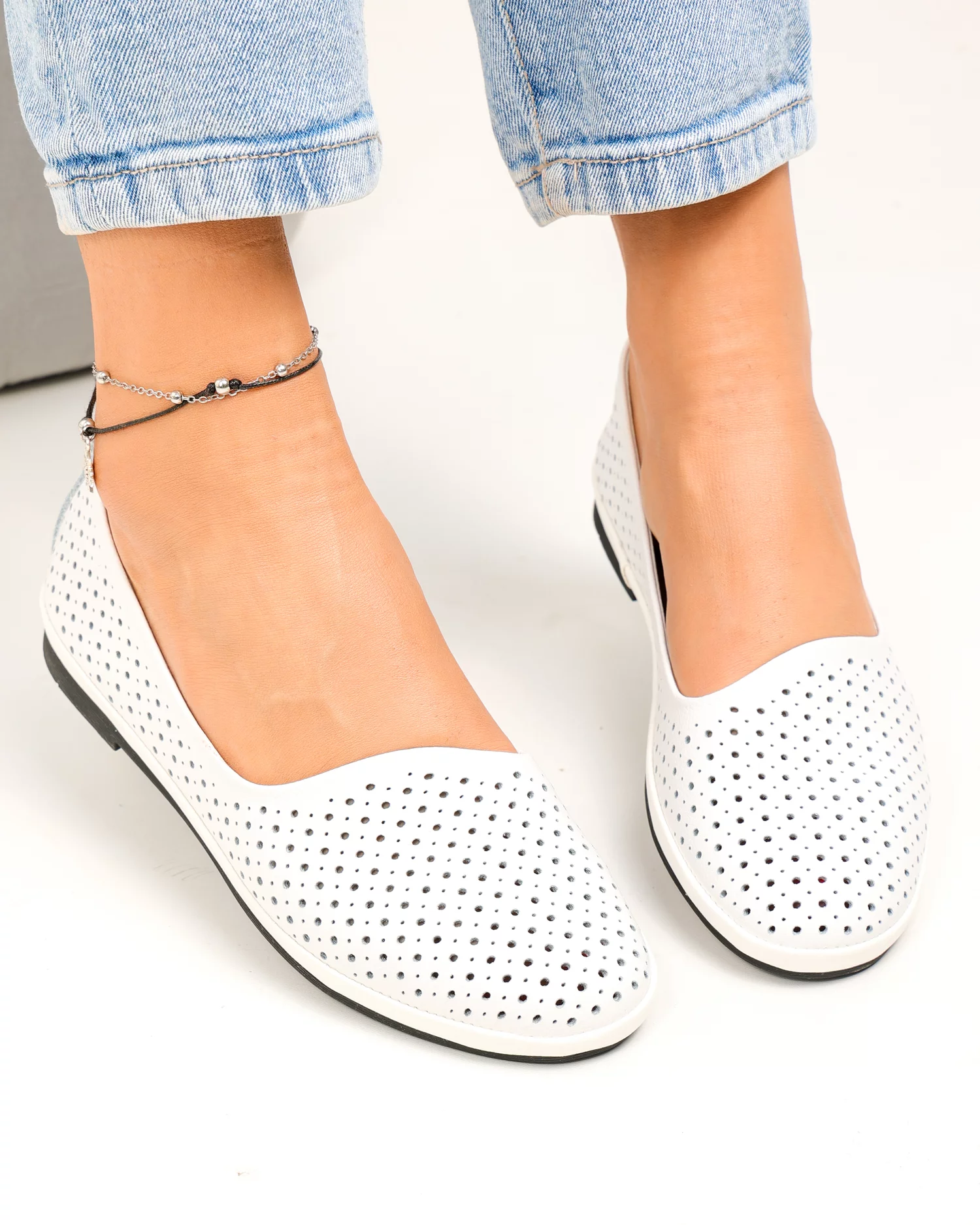 balerini-dama-piele-naturala-albi-perforati-cu-inchidere-slip-on-jy3763-87283-2.webp