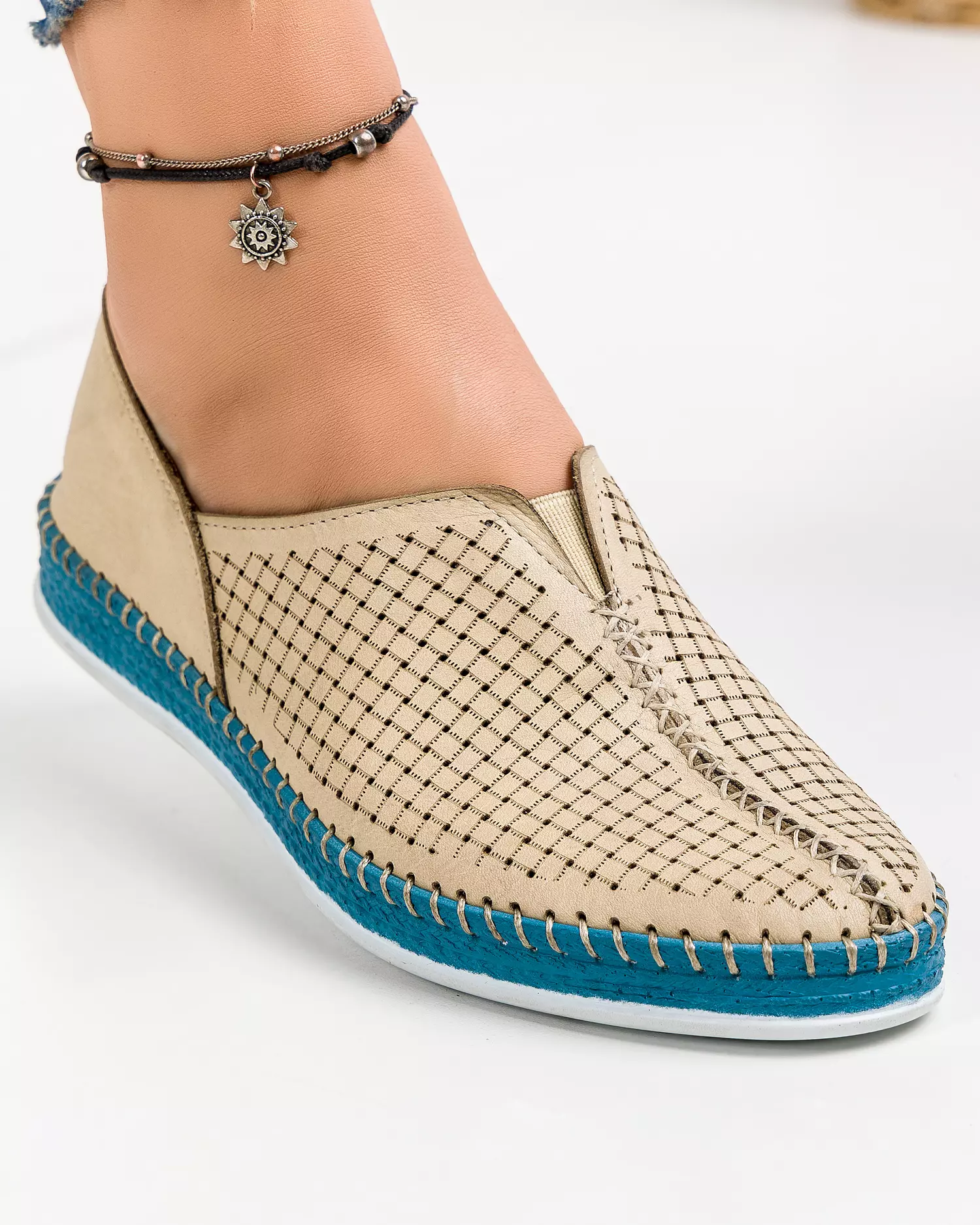 balerini-dama-piele-naturala-bej-cu-insertie-elastica-talpa-cusuta-si-perforatii-mm-132-3-50953-2.webp