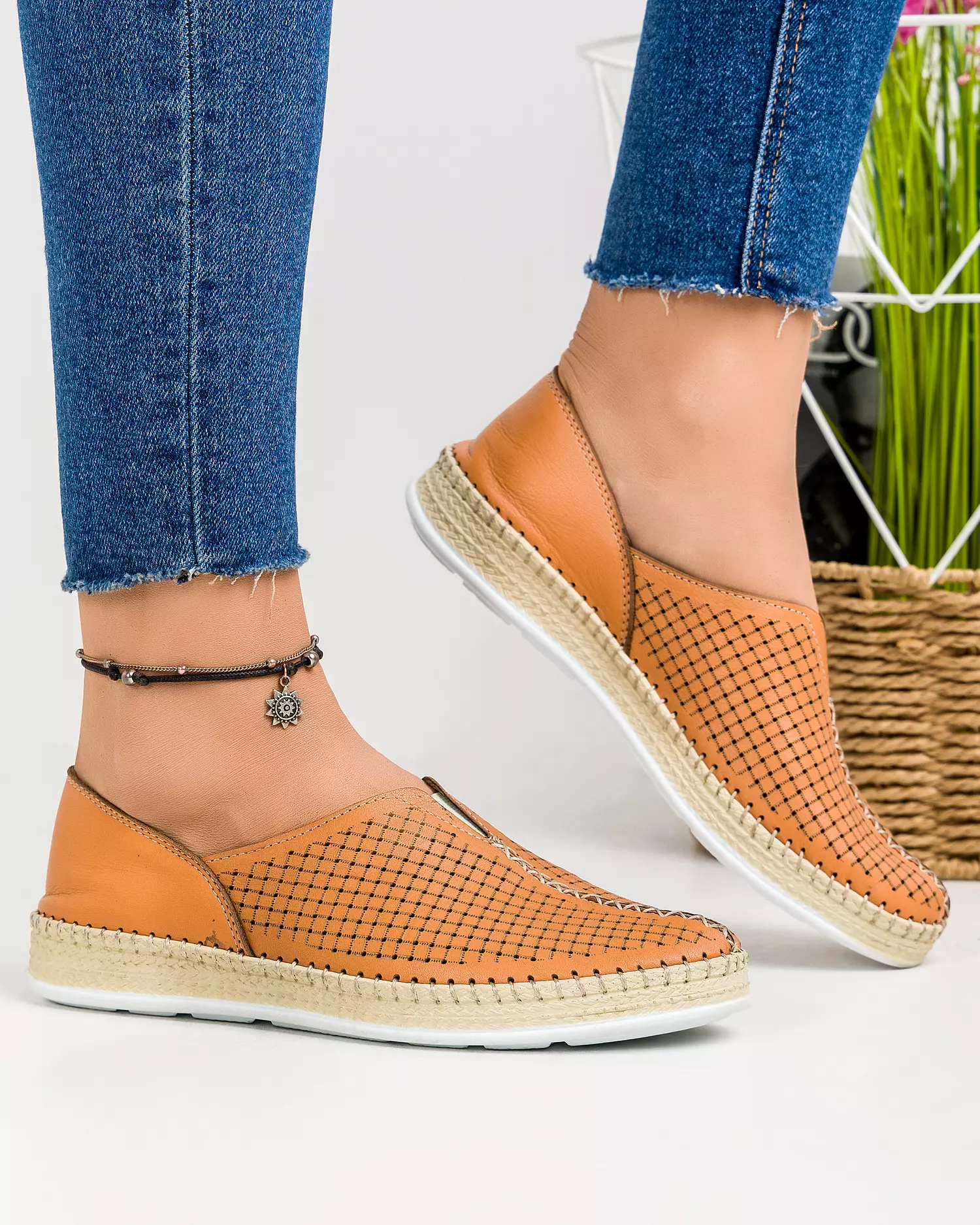 balerini-dama-piele-naturala-camel-cu-model-perforat-si-talpa-flexibila-cusuta-mm-132-3-50905-2.webp