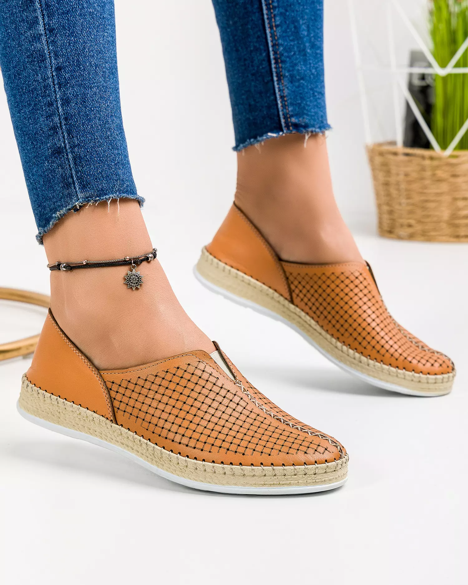 balerini-dama-piele-naturala-camel-cu-model-perforat-si-talpa-flexibila-cusuta-mm-132-3-50914-2.webp