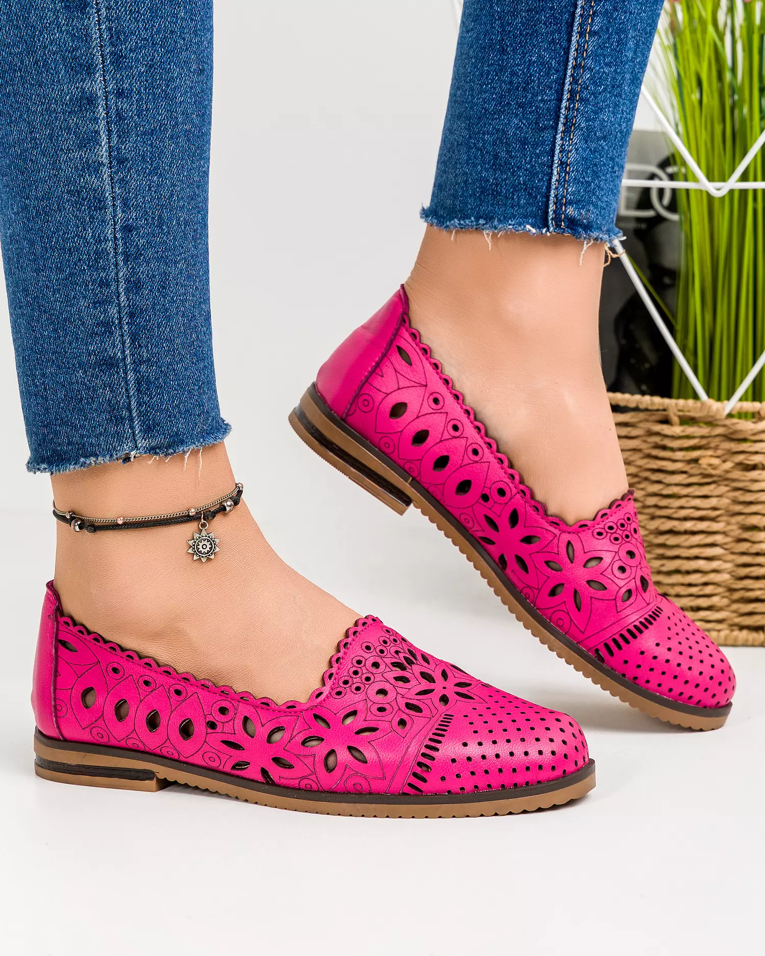 balerini-dama-piele-naturala-fucsia-cu-model-perforat-floral-si-talpa-joasa-ak2030-50665-2.webp