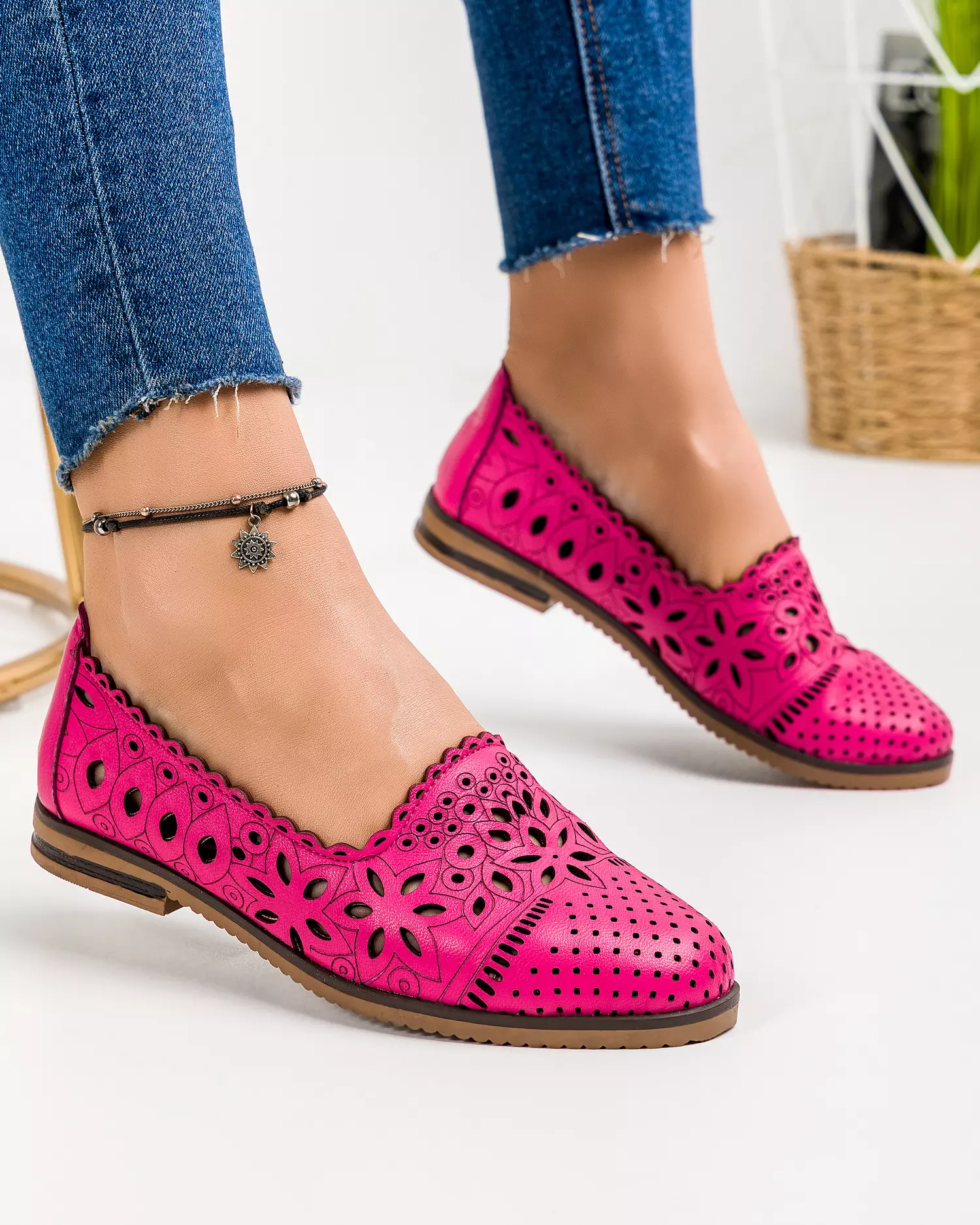 balerini-dama-piele-naturala-fucsia-cu-model-perforat-floral-si-talpa-joasa-ak2030-50671-2.webp