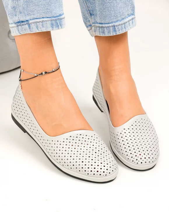 Balerini dama piele naturala gri deschis cu talpa flexibila si perforatii JY3763