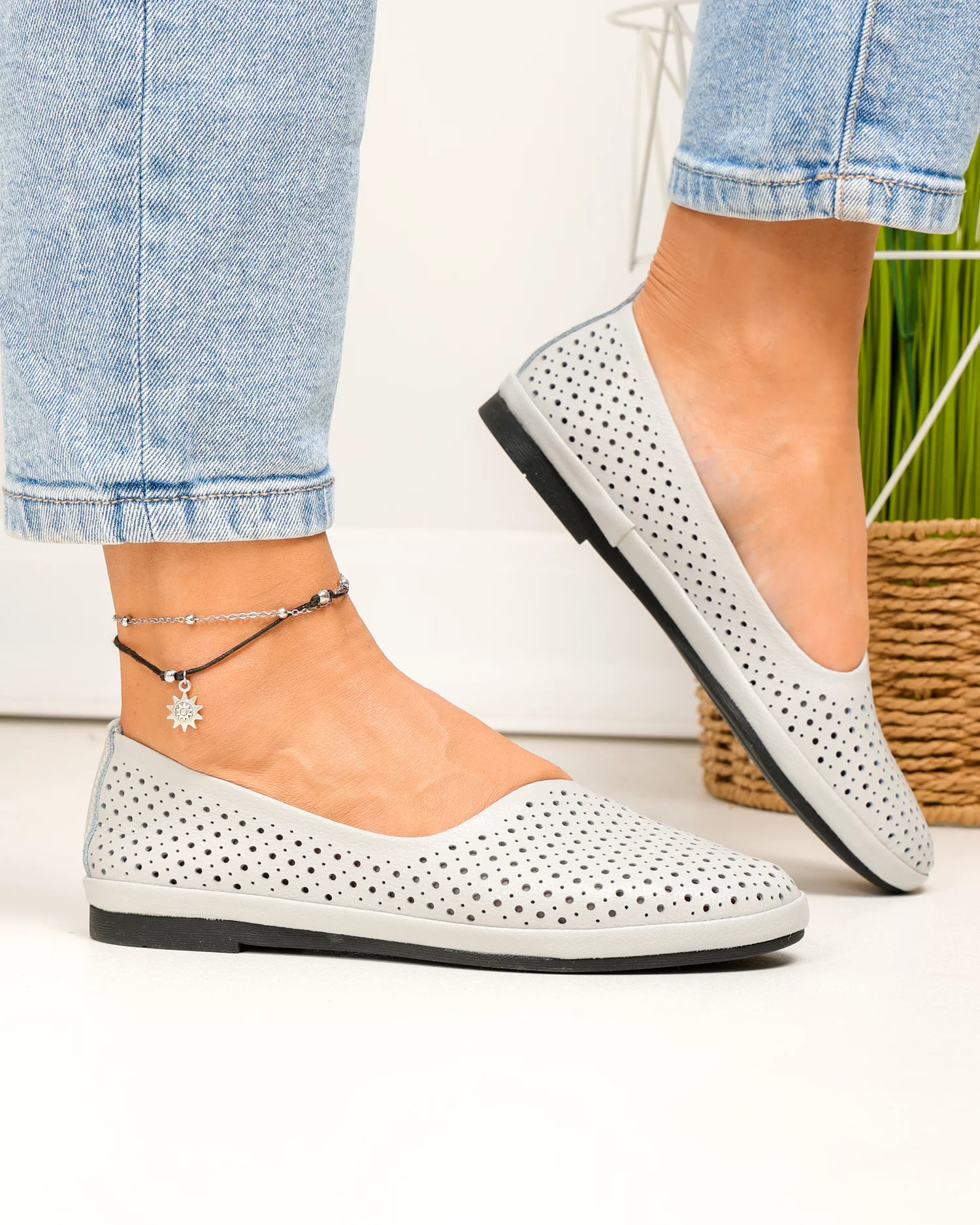 balerini-dama-piele-naturala-gri-deschis-cu-talpa-flexibila-si-perforatii-jy3763-87262-2.webp