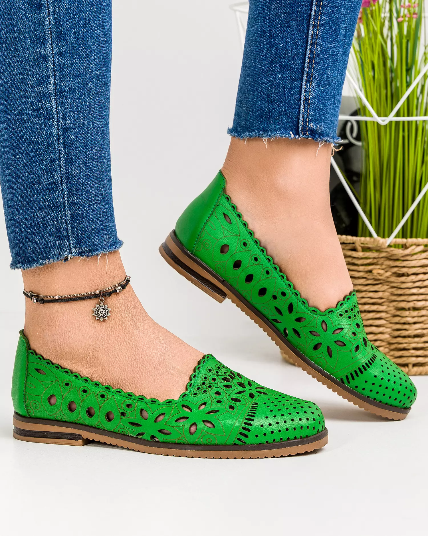 balerini-dama-piele-naturala-verzi-cu-model-perforat-floral-ak2030-50650-2.webp