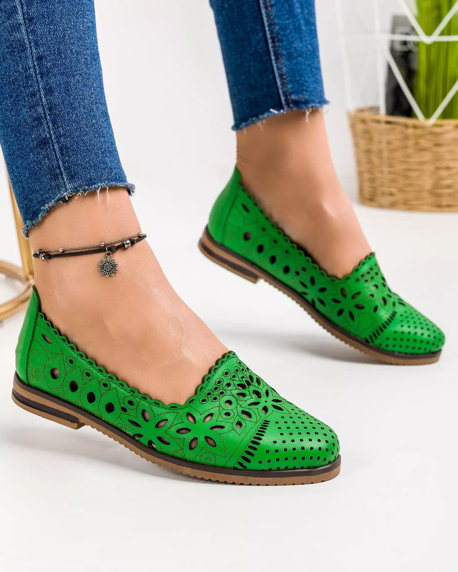 balerini-dama-piele-naturala-verzi-cu-model-perforat-floral-ak2030-50662-2.webp