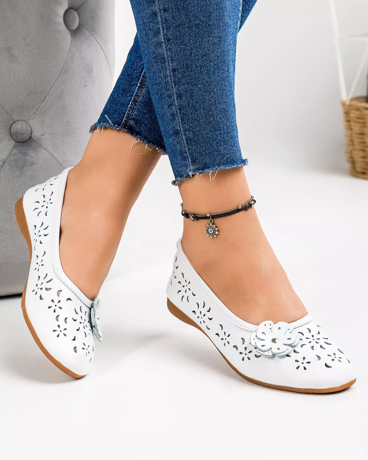 balerini-piele-naturala-albi-cu-model-perforat-si-floare-aplicata-vk2014-20-50443-2.webp