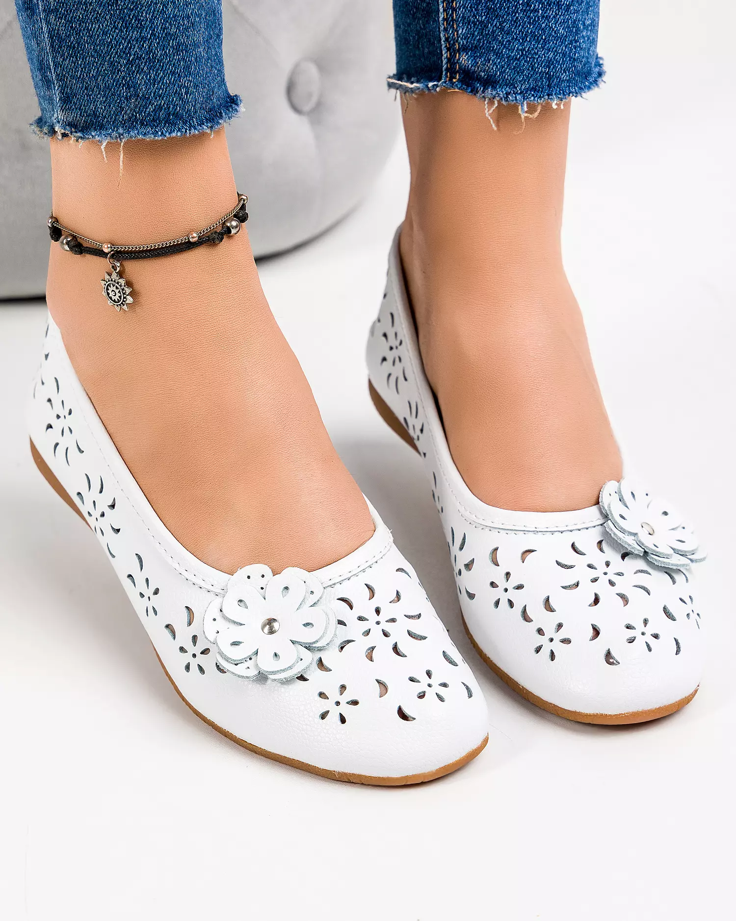 balerini-piele-naturala-albi-cu-model-perforat-si-floare-aplicata-vk2014-20-50446-2.webp