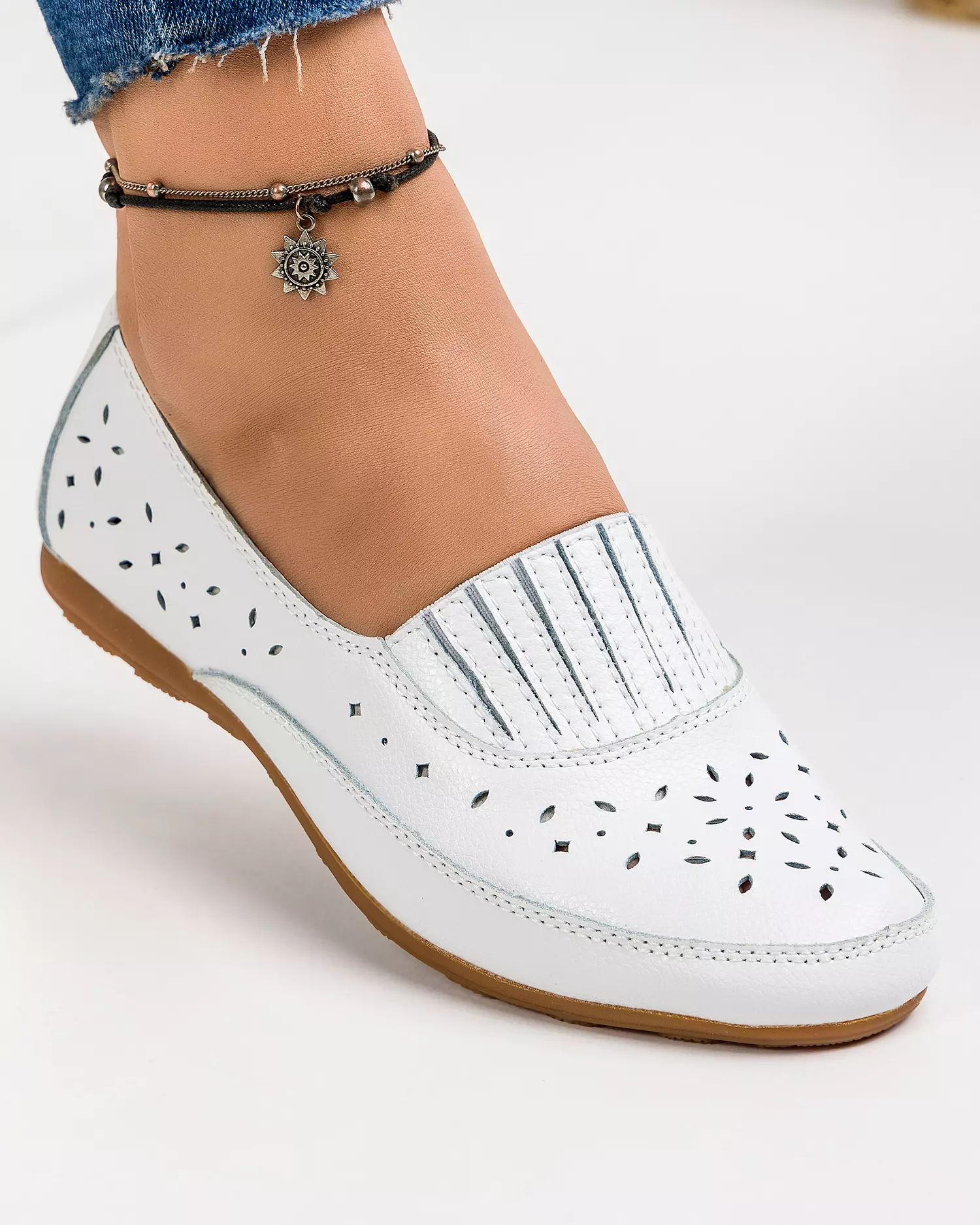 balerini-piele-naturala-perforati-cu-model-taiat-albi-vk2052-4-50980-2.webp
