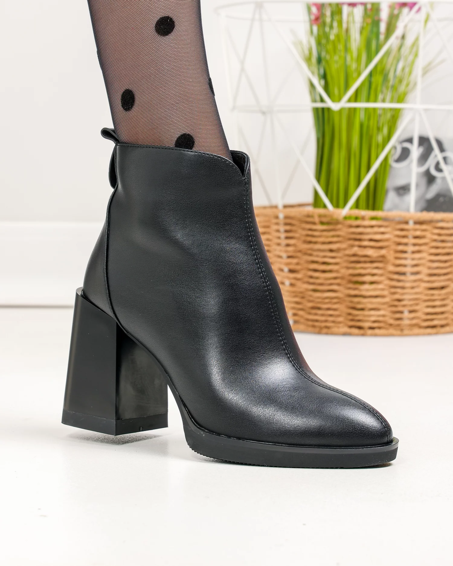 botine-dama-piele-naturala-negre-cu-varf-ascutit-si-toc-gros-sn5004-97939-2.webp
