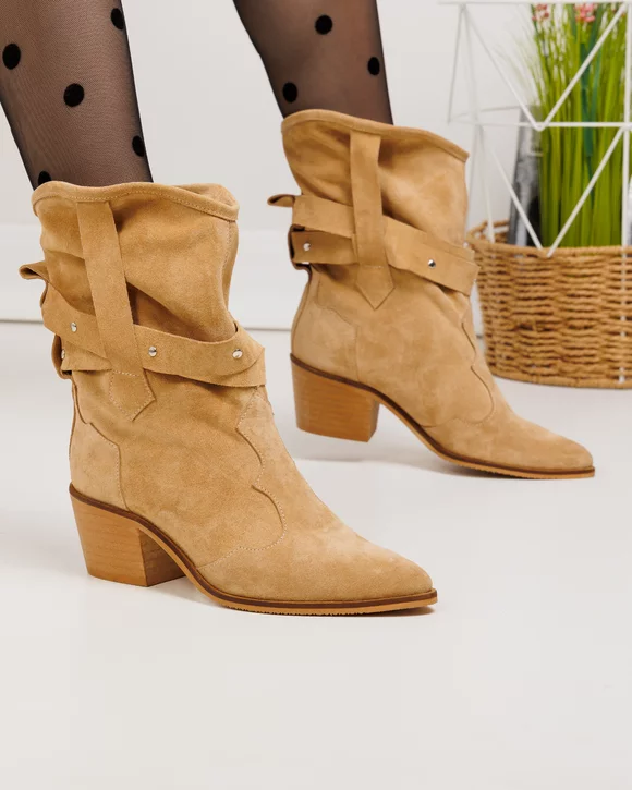 Ciocate dama piele naturala intoarsa bej cu varf ascutit si toc gros POL244